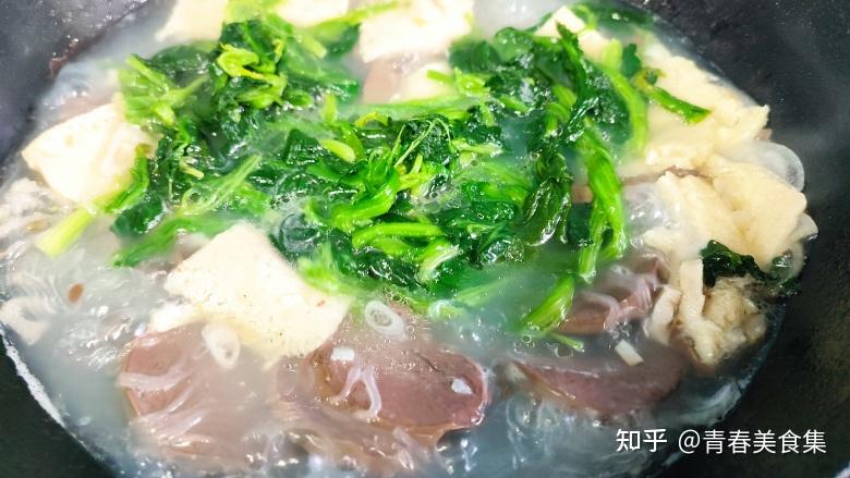 食材:鸭血 1袋,菠菜 50g,粉丝 100g,冻豆腐 适量,黄豆酱油 1 勺