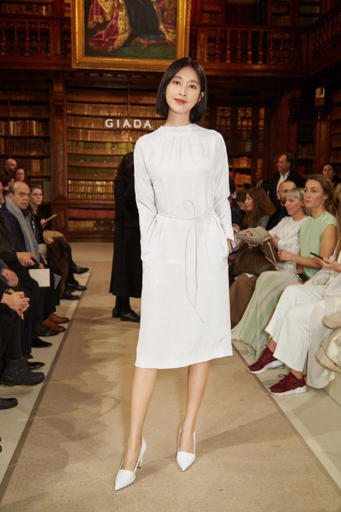 张俪身穿的这件giada 白色连衣裙,搭配白色宽口高跟鞋,没有过多的修饰