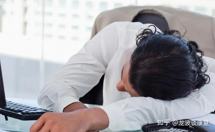 办公室长期久坐如何防护颈椎和腰椎？长期伏案工作一定要注意 - 知乎