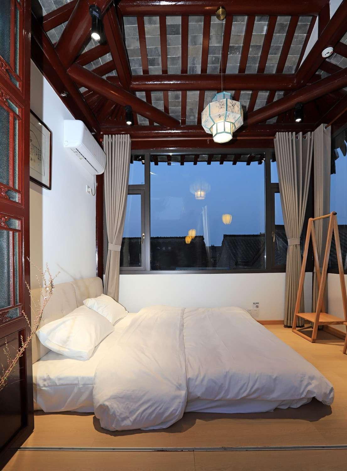 【有涧小民宿·且慢】白色简洁的装修风格,拱形的门框窗户,客厅不是