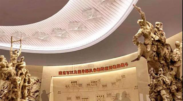 大幅墙面上是南京军区及其前身部队参加的重要战役战斗左右两侧矗立着