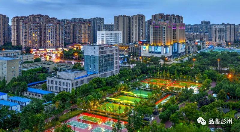 在彭州,古建筑与现代城市景观相呼应,成为时尚的高地,传统文化与现代