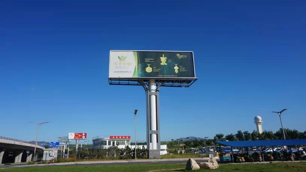 烟台机场广告高炮尺寸为21米x7米x2面,是烟台机场最显眼广告牌.