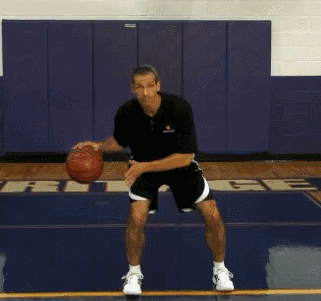 篮球教学家: 先练运球,练习运球期间再练习三步上篮,同时练习投篮.