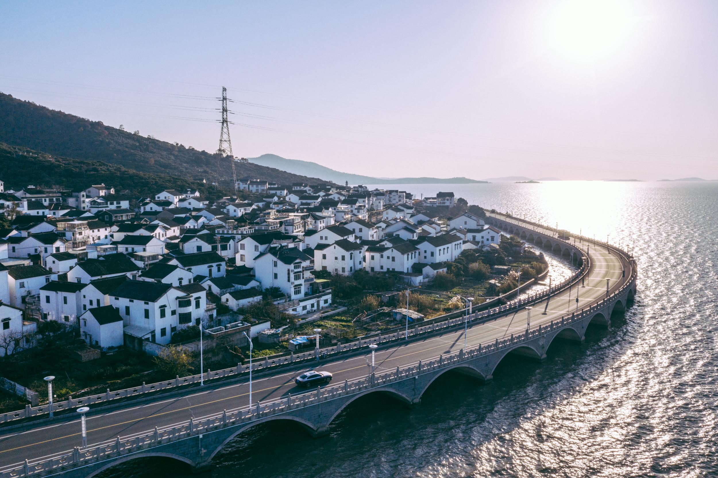 经过了岱心湾大桥后,环山路就来到了非常壮美的一段