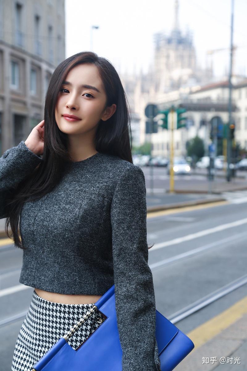 杨幂为什么驼背?为什么直播里的画面那么丑,发