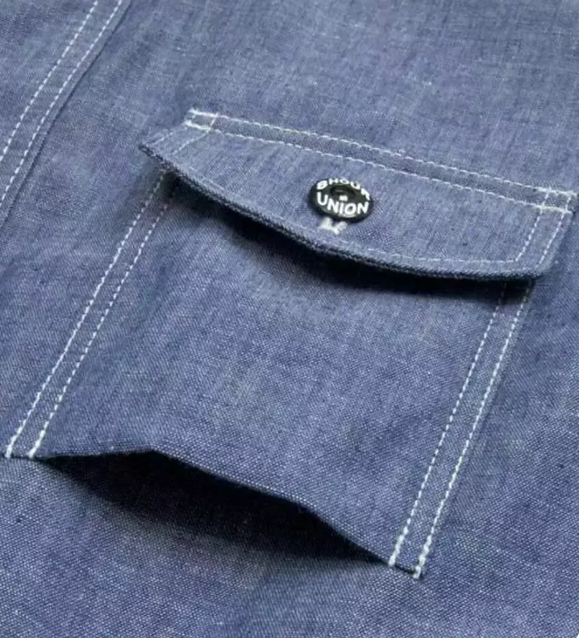 将贴袋下口袋底向里侧做折,增加兜的容量和立体感内嵌式口袋,通过内