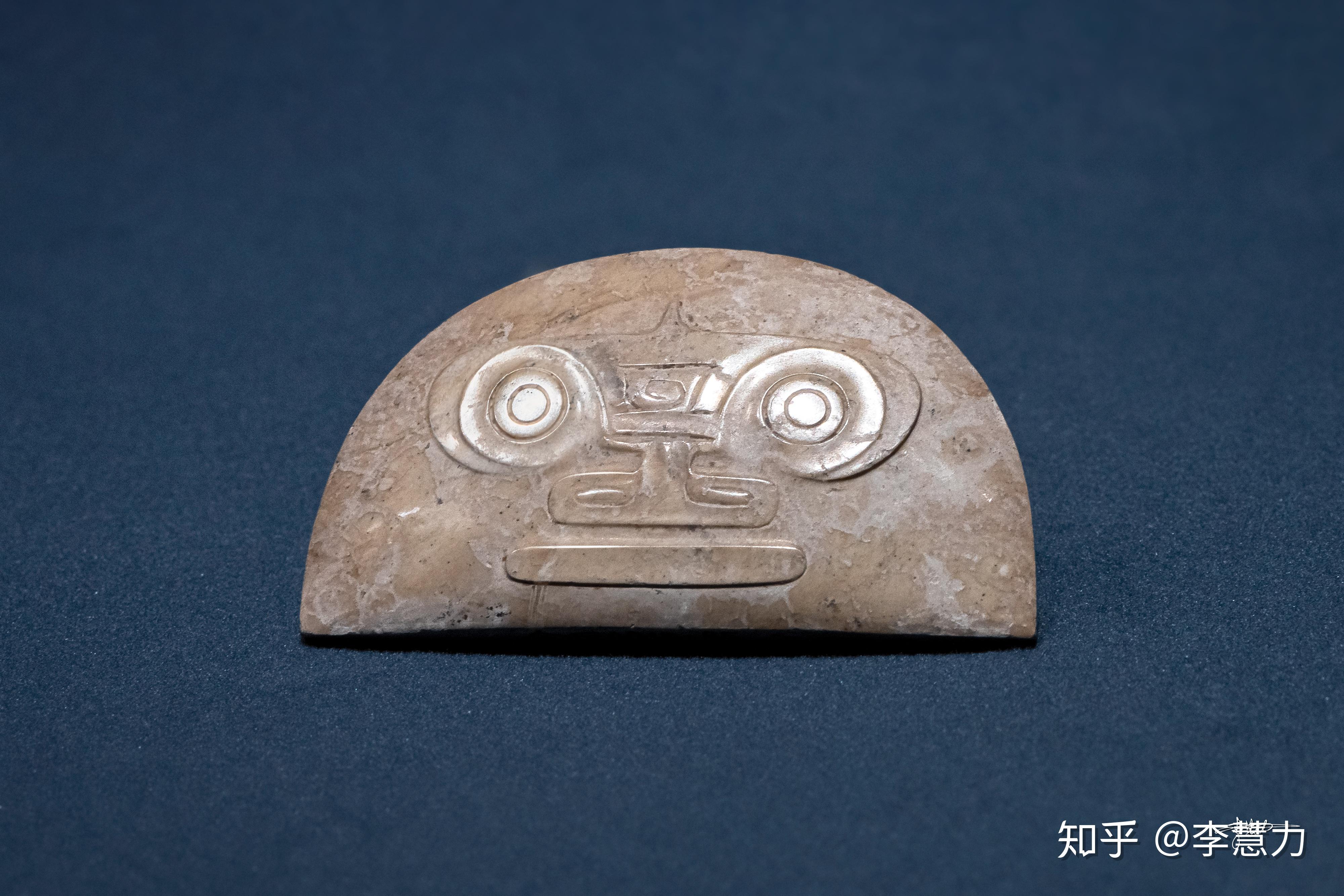 兽面纹玉半圆形器,浙江省博物馆,摄于2019年故宫博物院良渚玉器特展我