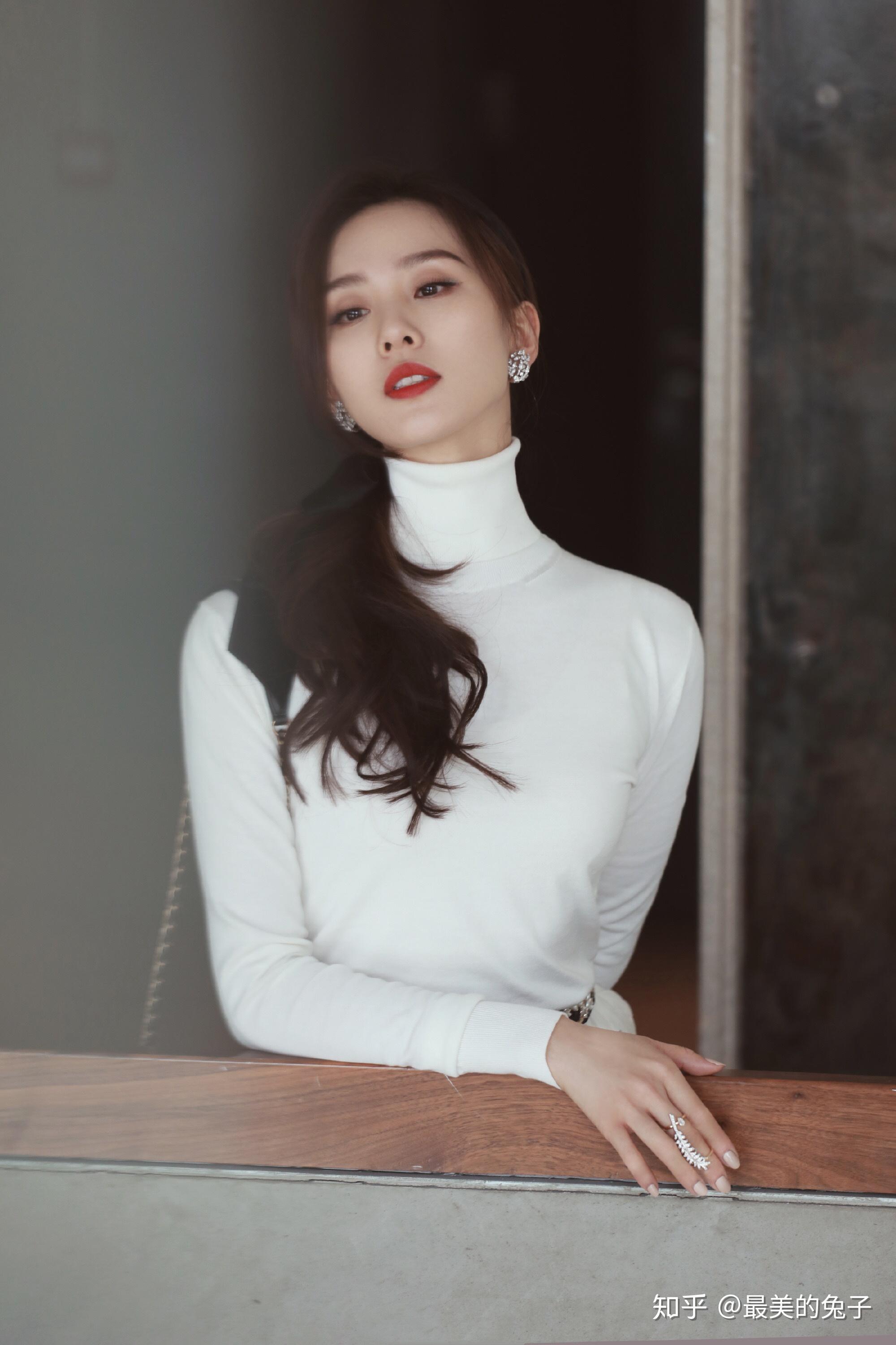 感觉颜值确实更加耐看了,从气质上透露着知性与优雅.哦真的是太!迷!