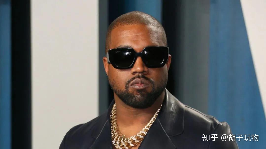 这几年随着复古回潮,粗链条配饰风格再次兴起,又大又浮夸的金链子再也