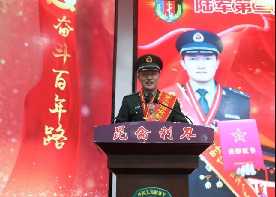 授课人是陆军第三届"四有"新时代革命军人标兵阿依邓·吐尔逊别克