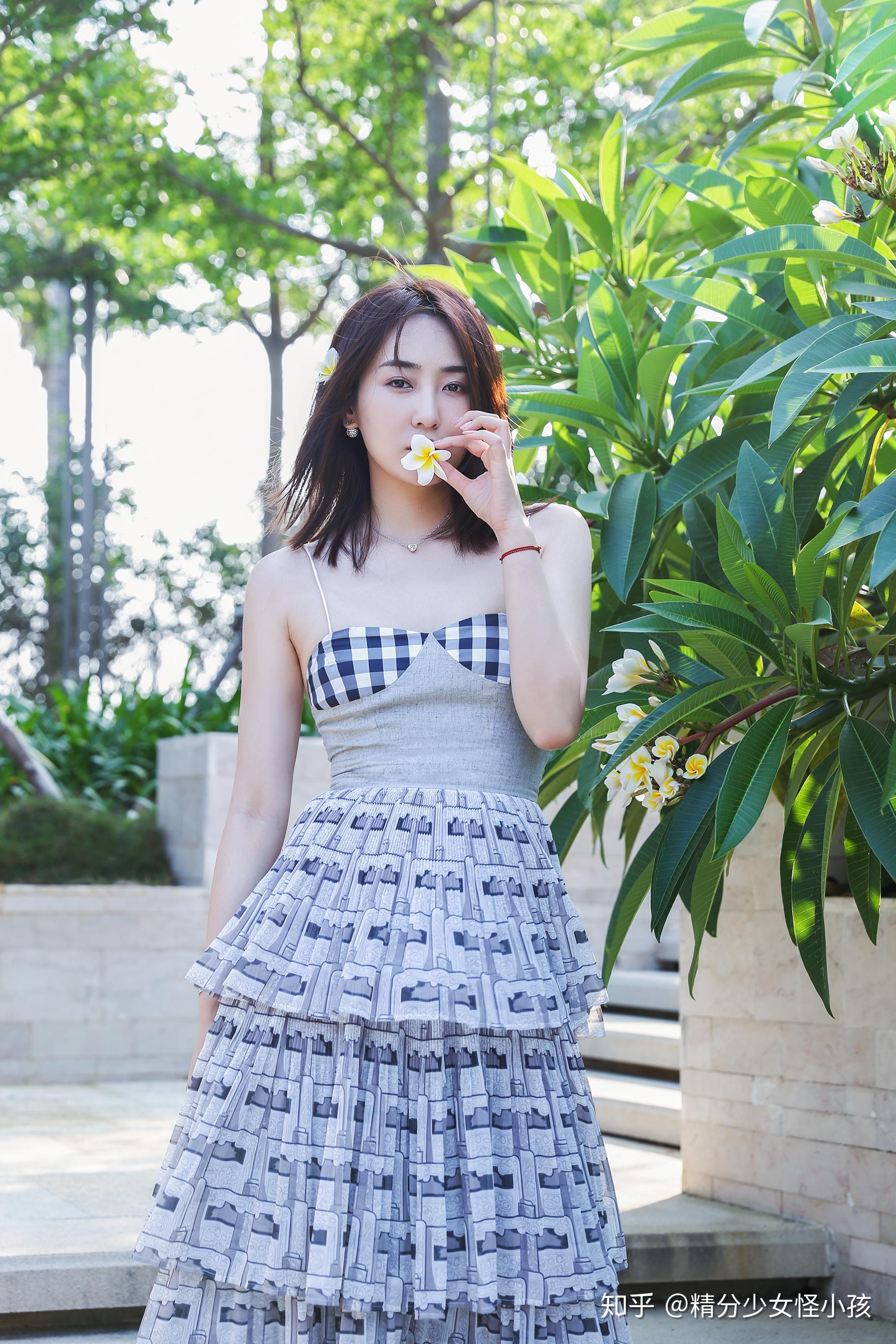 高姝瑶旅游写真曝光穿抹胸纱裙飘逸清新