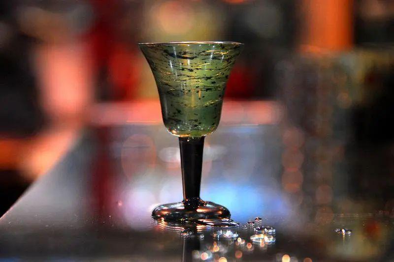 《笑傲江湖》中的酒杯千秋