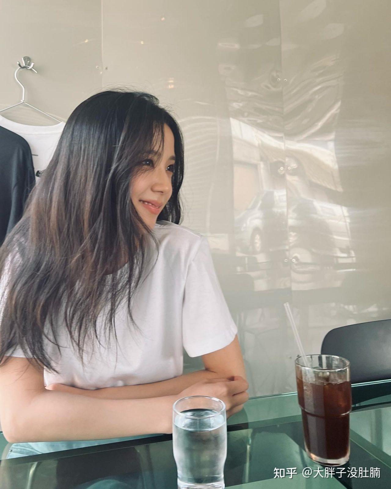 jisoo拍照姿势7:餐厅/咖啡厅打卡半身正面照