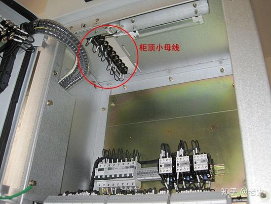 櫃頂小母線:佈置在開關櫃繼電器儀表室頂部,貫穿整段配電櫃,包括直流