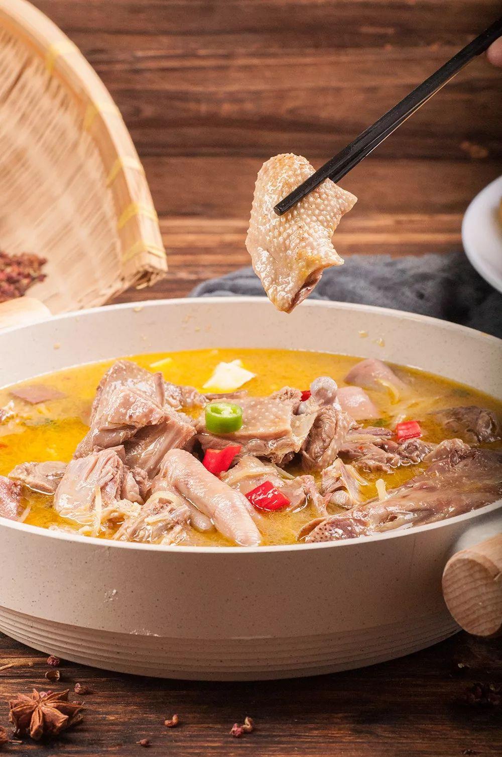 "清词三大家"之一的朱彝尊,曾在《食宪鸿秘》中写过两款鹅菜,一个是坛