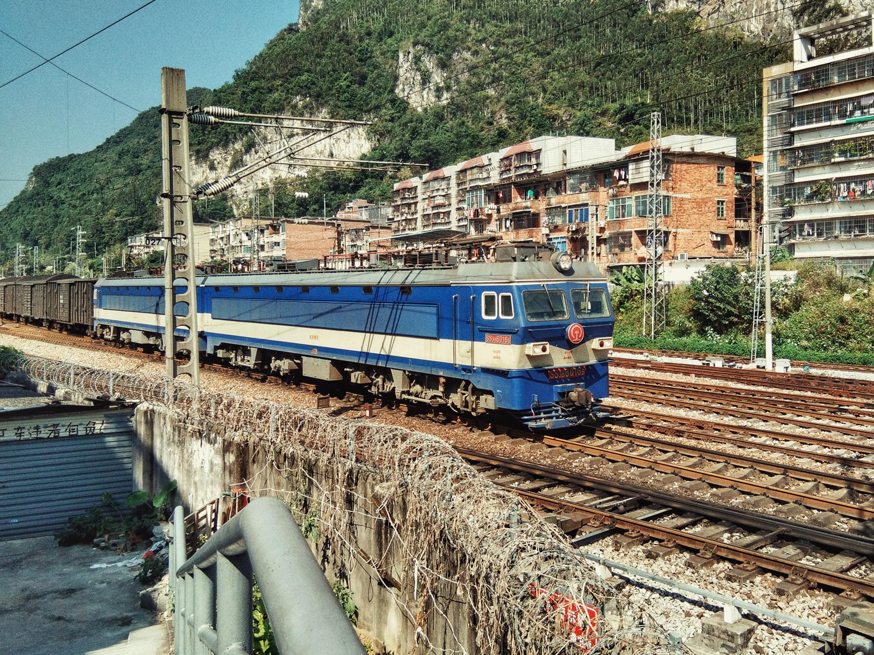 通过牵引k952/949次列车进入金城江站的柳州机务段hxd3c-0130号机车