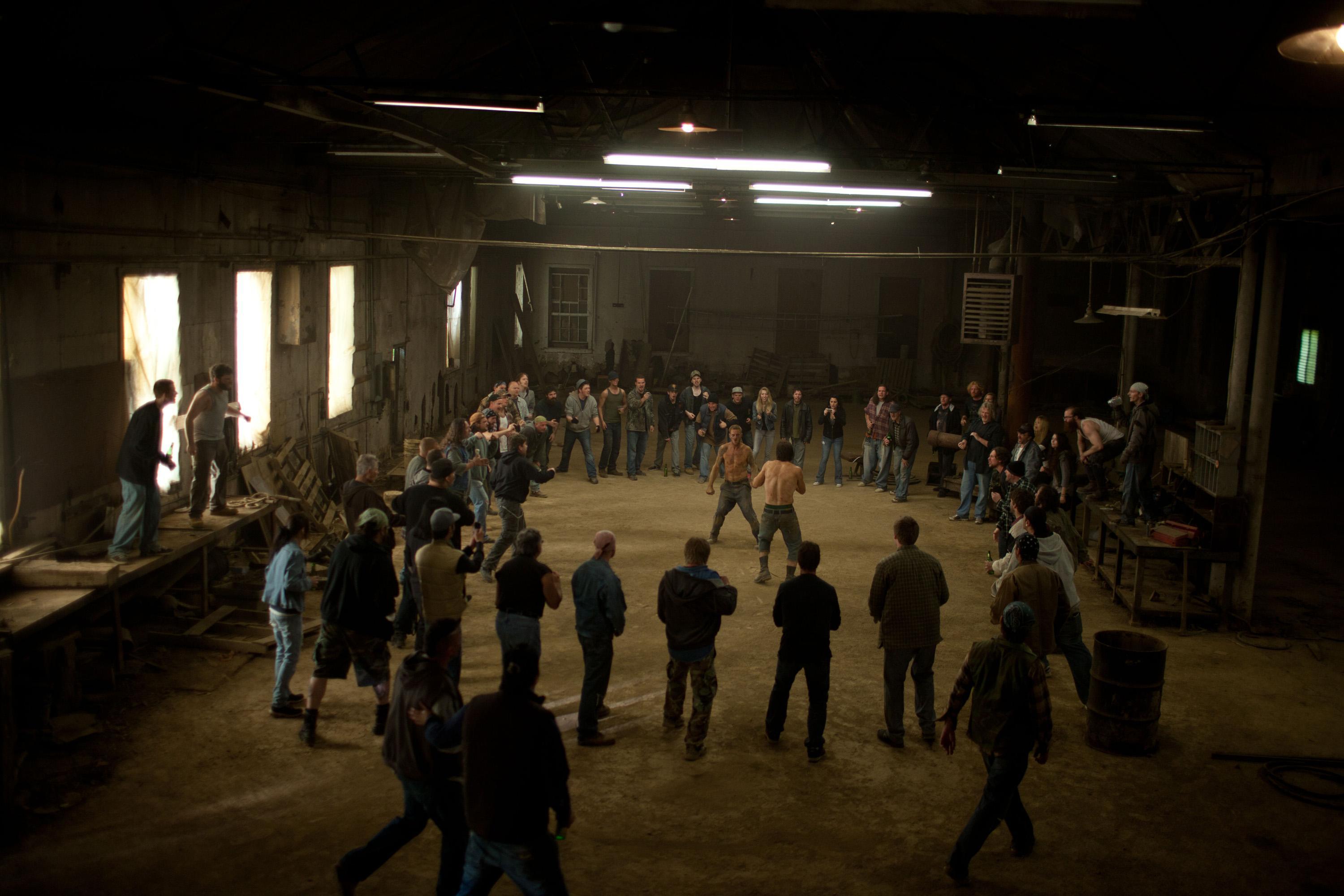 厂上班,只想着赚快钱,先是买马欠下外债,后又打黑拳惹下更大的麻烦