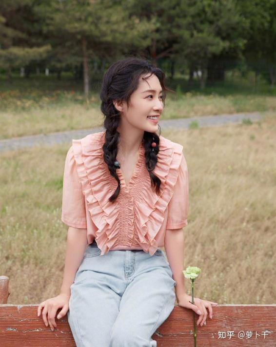 李沁晒少女写真疑回应变脸风波行程被扒粉丝请工作室告黑