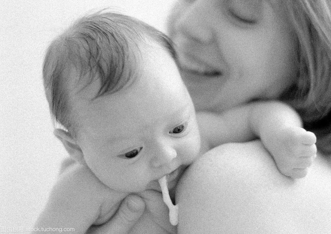 新生儿经常吐奶怎么回事？