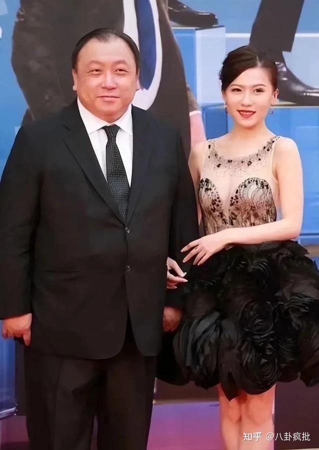 王晶女儿长大了！迷恋风月片，穿蕾丝裙和王晶同框，太像夫妻！ - 知乎