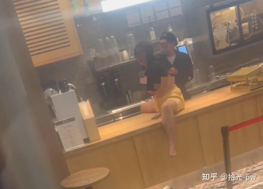 女子衣衫不整坐在奶茶店柜台上已报警