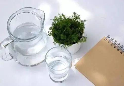 如何选择纯净水 v2-1989f94867b1bf39f0156fd1915cd997_r.jpg