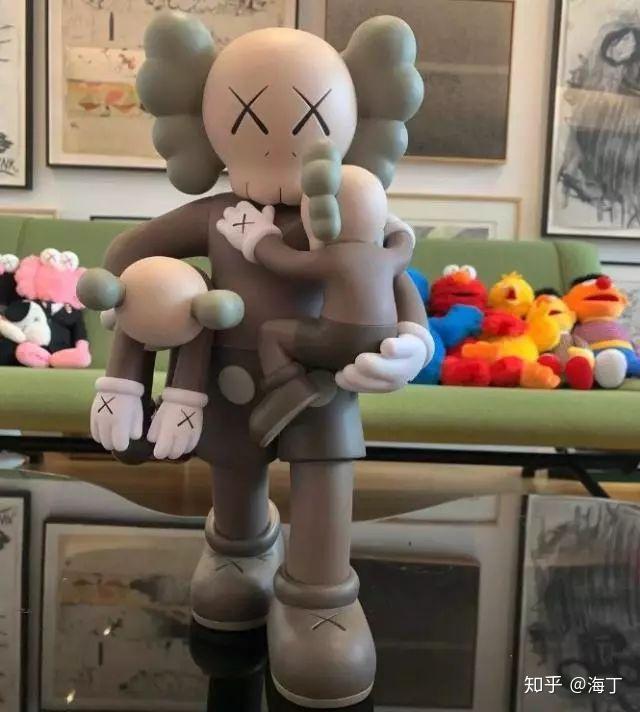 但是為了自己附加的人設,追尋所謂的潮流,正如 kaws 作品想要表達