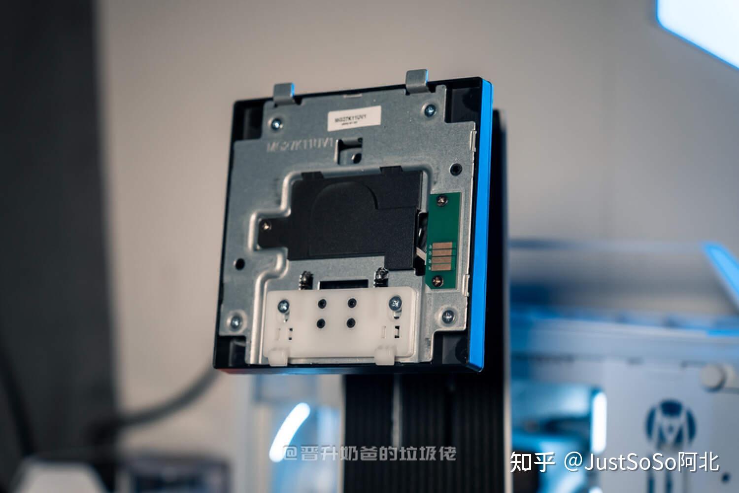 的感觉,标准的100*100vesa接口在使用第三方显示器支架的时候相当方便