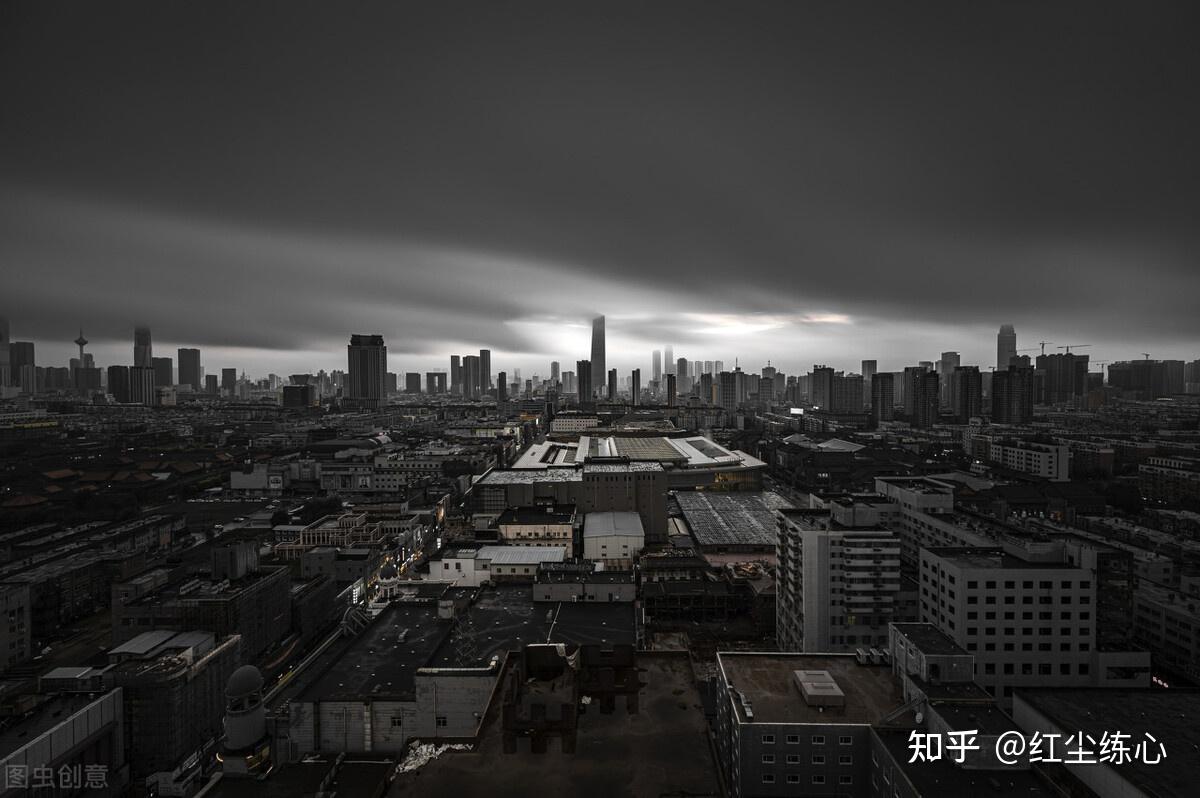 大雨来的前息整座城市都显得特别压抑街道上的行人行色匆匆马路上的