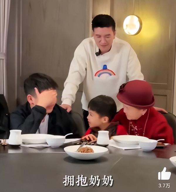 黄圣依扒开安迪的手,杨子只夸小儿子,网友吐槽:太偏心! - 知乎