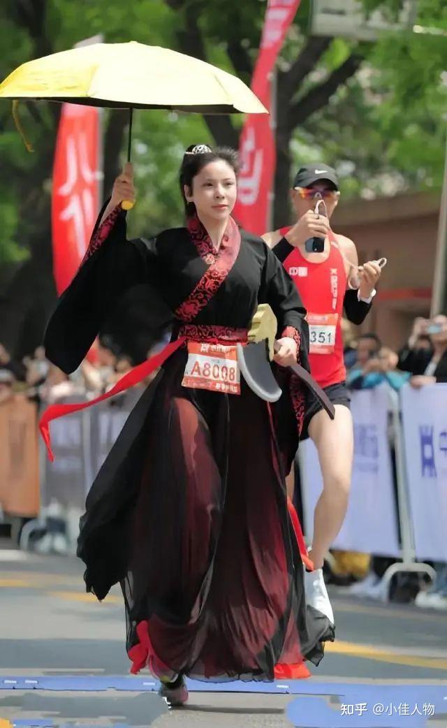 兰州马拉松现"敦煌神女"!一手撑伞一手抱琵琶,她这是在作秀吗? - 知乎
