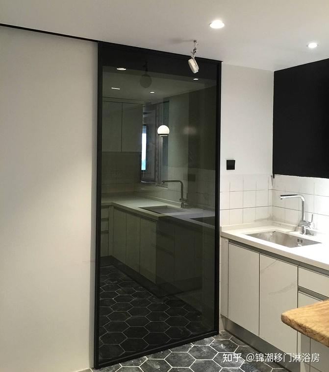 无轨道推拉门,很多小伙伴们不知道这个结构怎么做,才能达到承重的效果