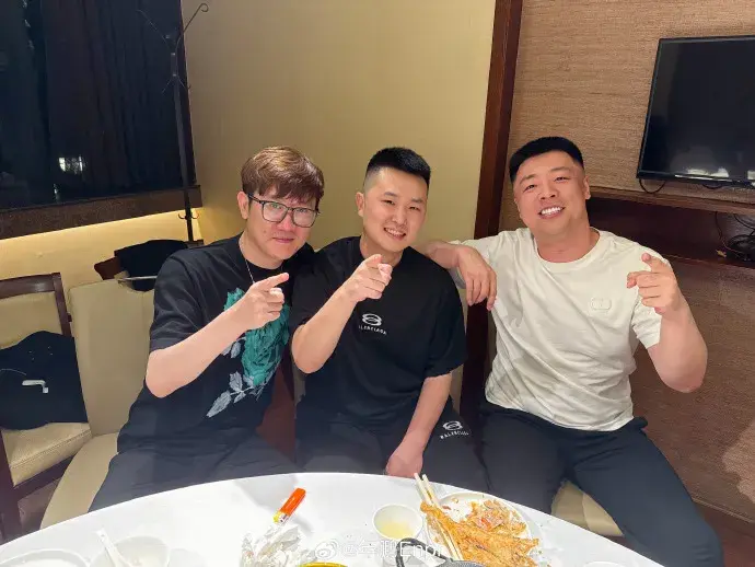 对话白鲨ayom:"被迫"当老板,潜心搞事业