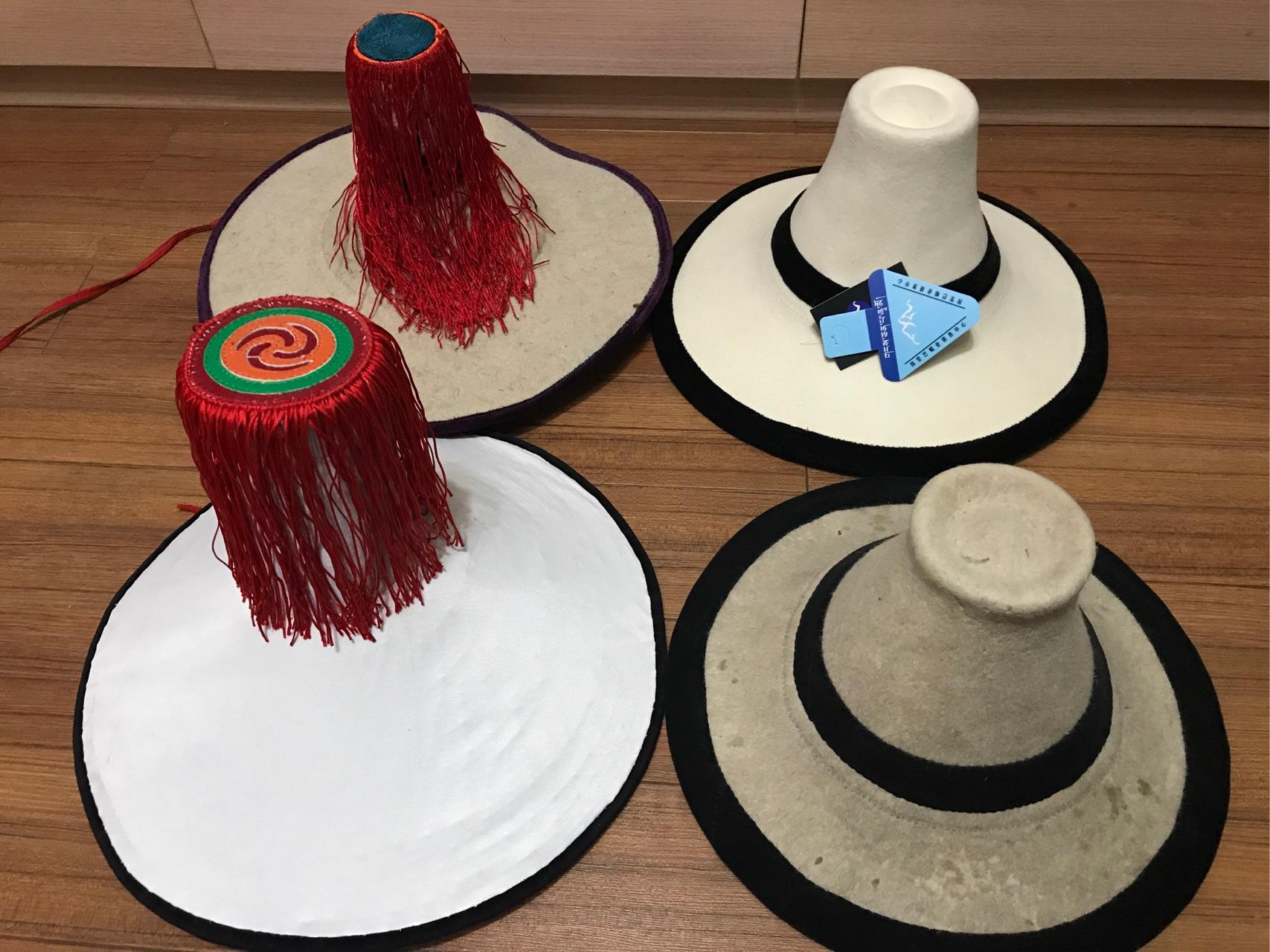 缨帽在西北地区有拥有许多佩戴者,他们分别是藏族蒙古族土族和裕固族