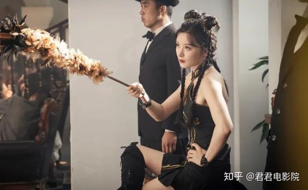 但是她有着天生神力,能打赢任何警察和黑帮大哥.