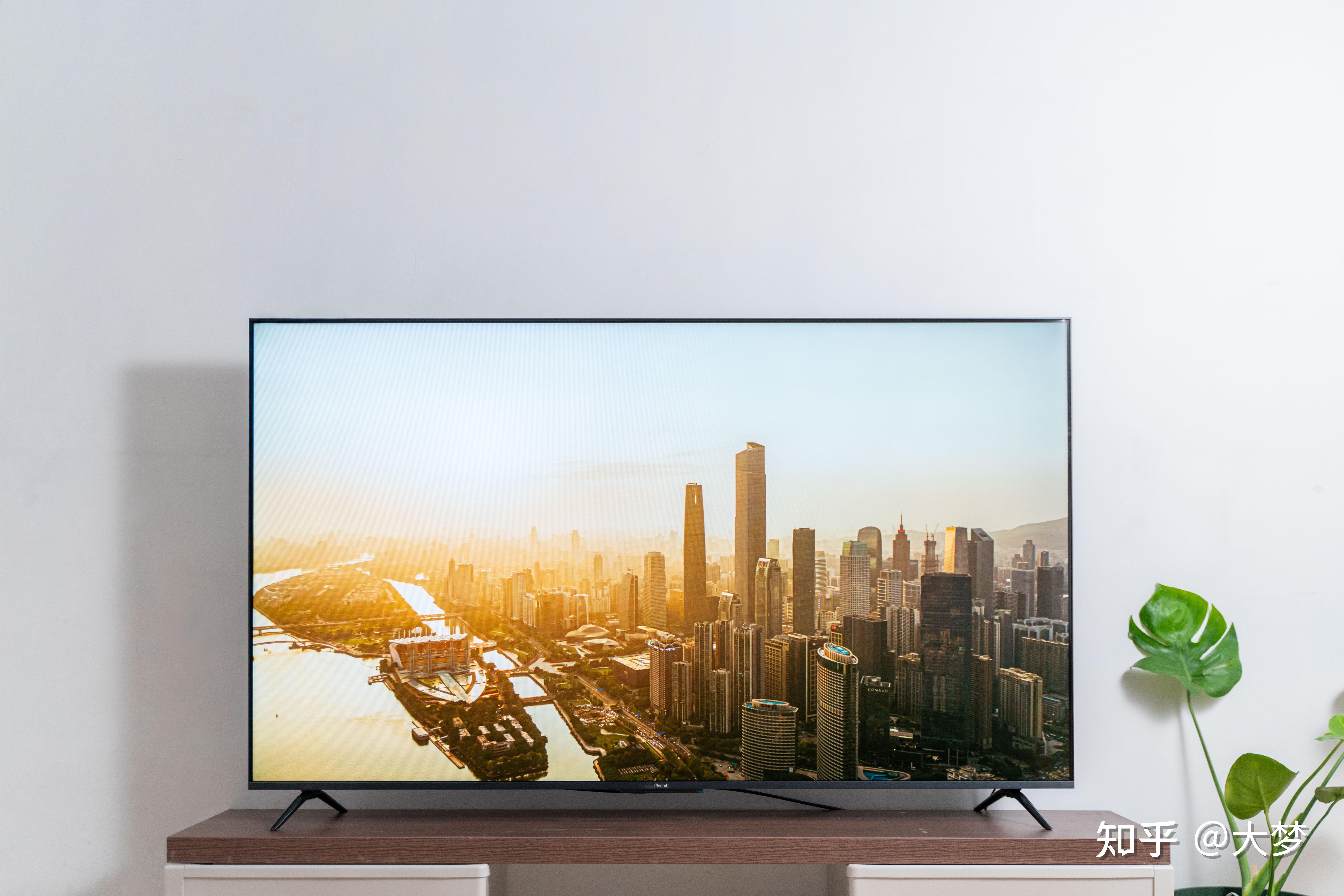拿到redmi x65的时候,最大的感觉就是——大,65寸的大电视,光屏幕部分