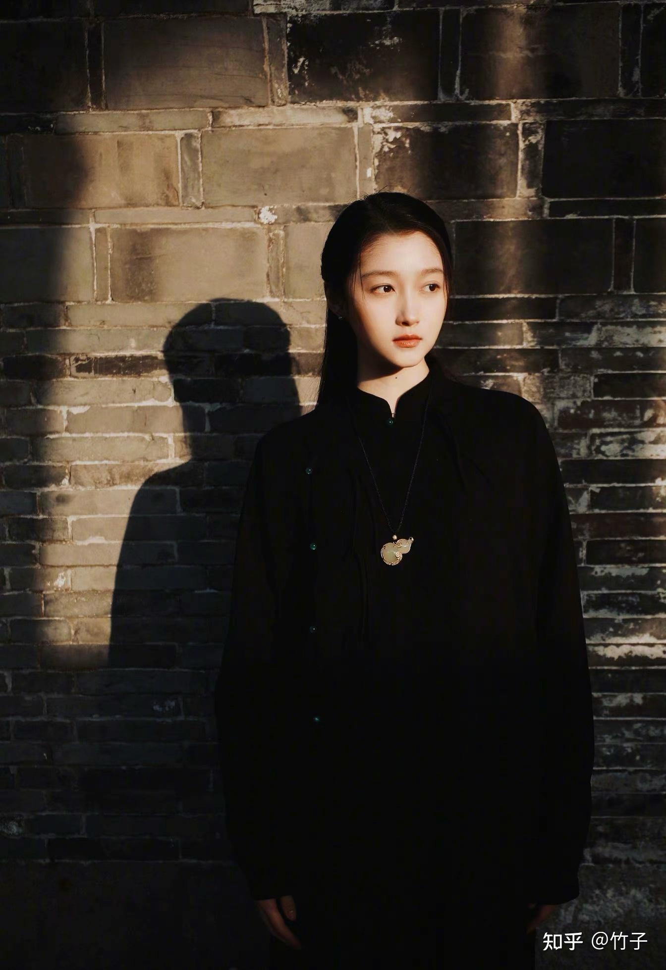 关晓彤最新美照分享,新中式配玉葫芦光影流动间刹那芳华温婉美人