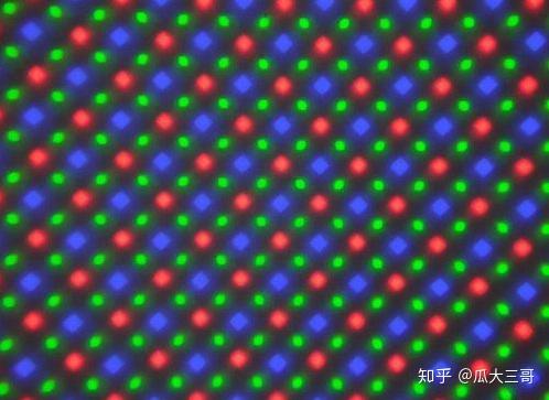 钻石排列依旧是由三星设计,也依然是 pentile 的变种之一,三星在改进