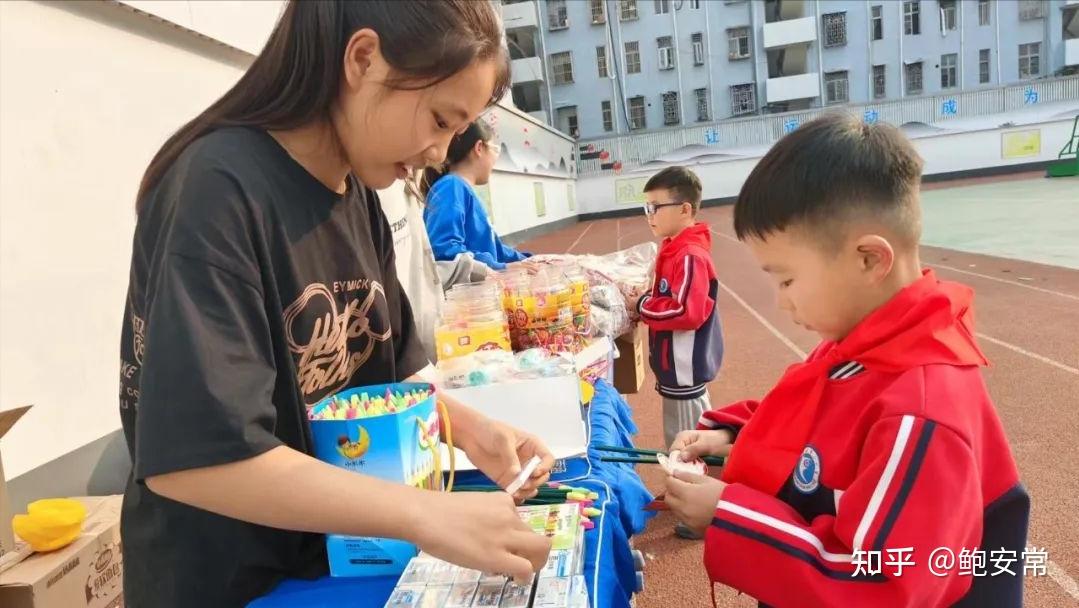 燃烧似火激情开拓美好明天阜南二小举行2023年少先队入队仪式