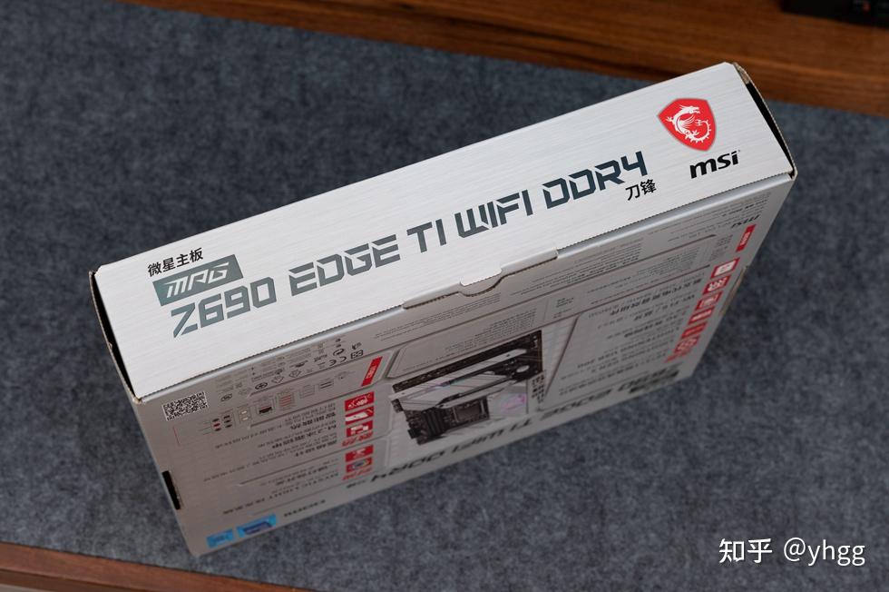 包装盒的背面主要介绍了主板的特色功能,用料,接口,灯效系统和散热