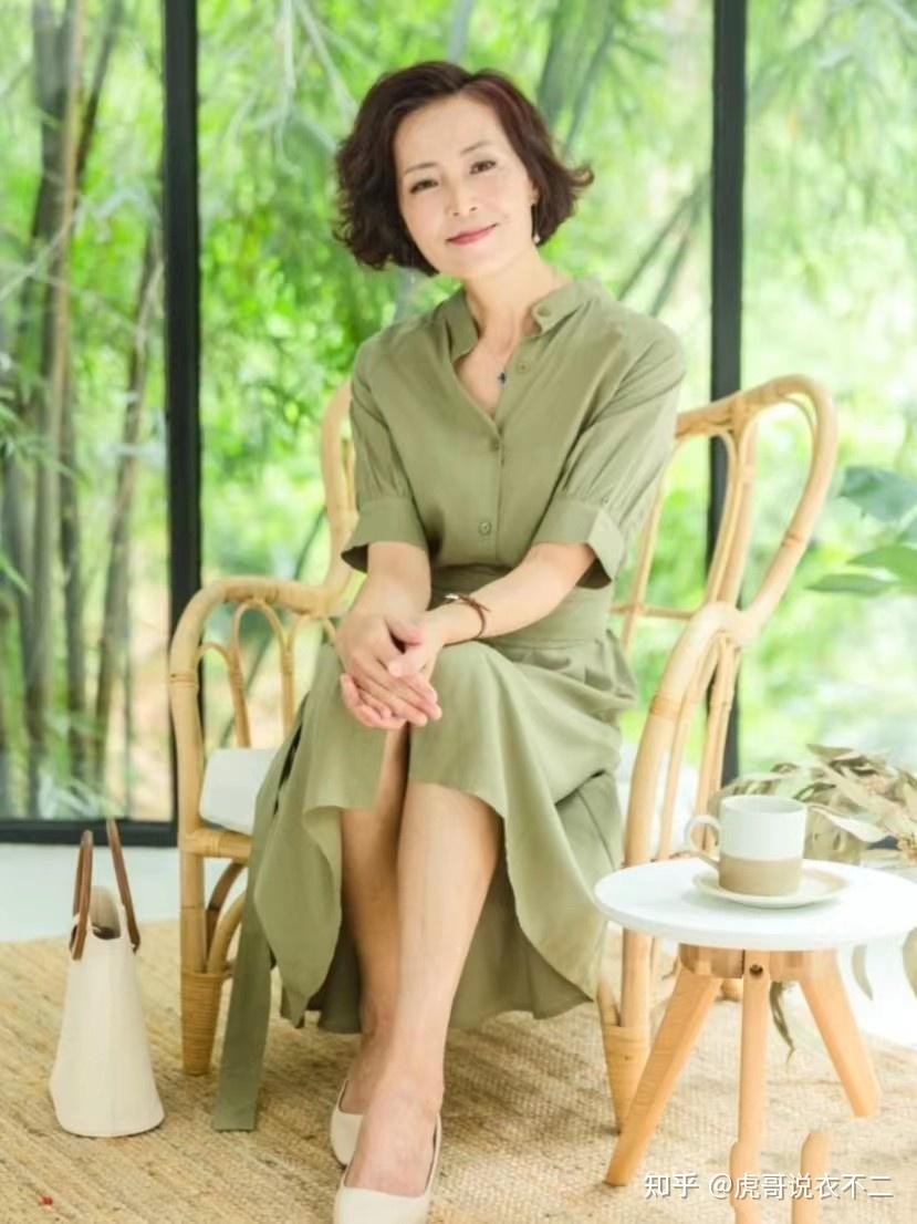 50岁女人怎么打扮自己更高级一衣服要穿纯色二发型要短而不乱