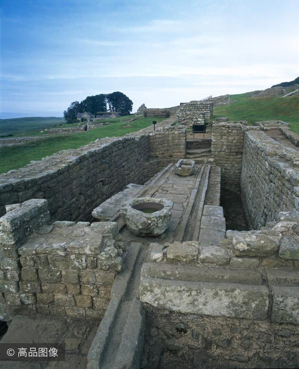 公元142年,罗马人在哈德良长城以北又修筑长达37公里的安敦尼长城.