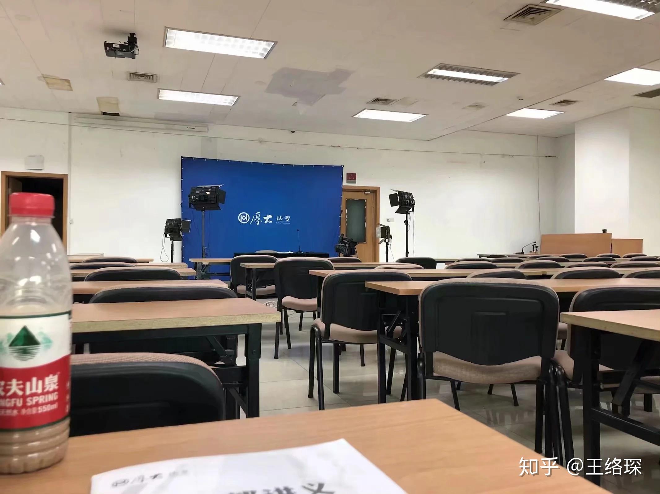 第三放映室吉利大学-西讲学堂马池口镇北小营村449号101(吱呀作响的