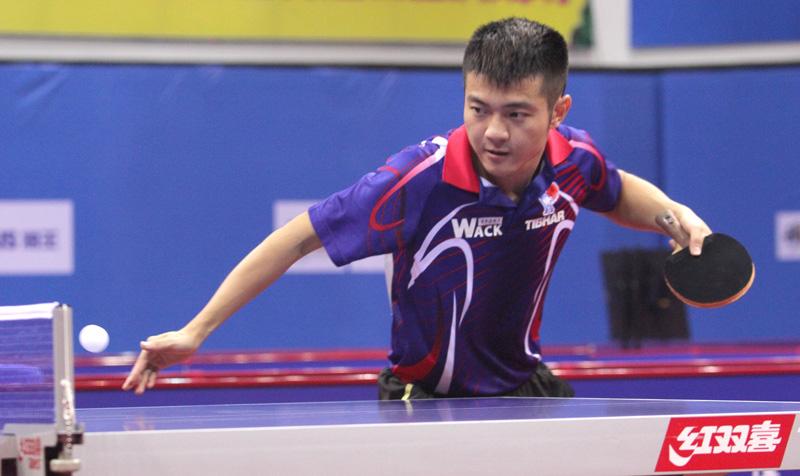 朱霖峰的身高和击球点比较类似传统的横板快攻打法,但是因为左手对