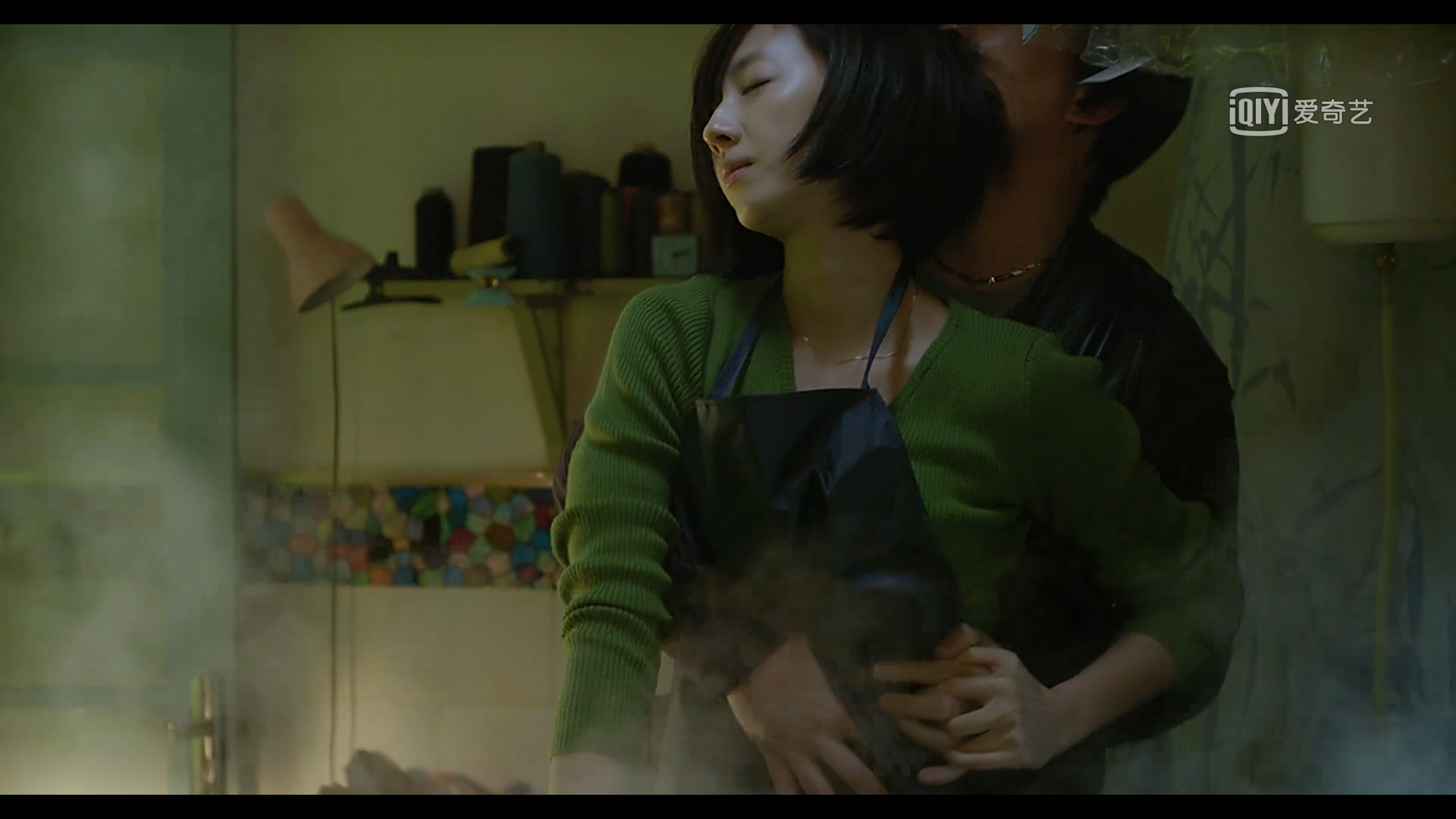 面对店主时不时的骚扰也只能默默忍耐,毕竟在经济不景气的东北,一个