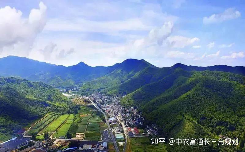 极目无人机在进行装液▲鸡西市鸡东县▲大疆无人机在进行脱叶剂喷洒