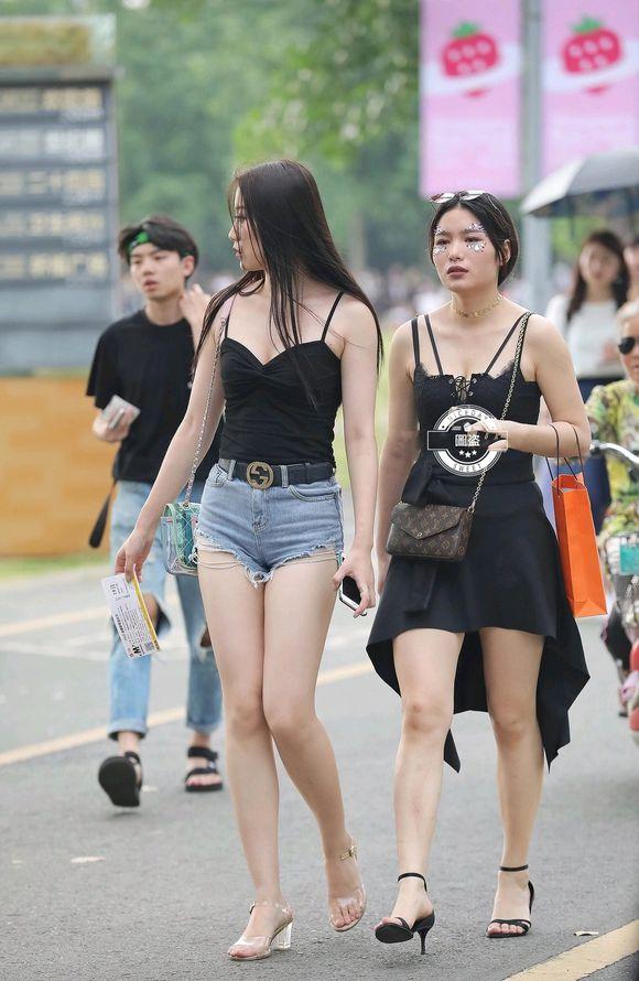 女生夏天丝袜怎么搭鞋子_夏天穿搭女生可爱