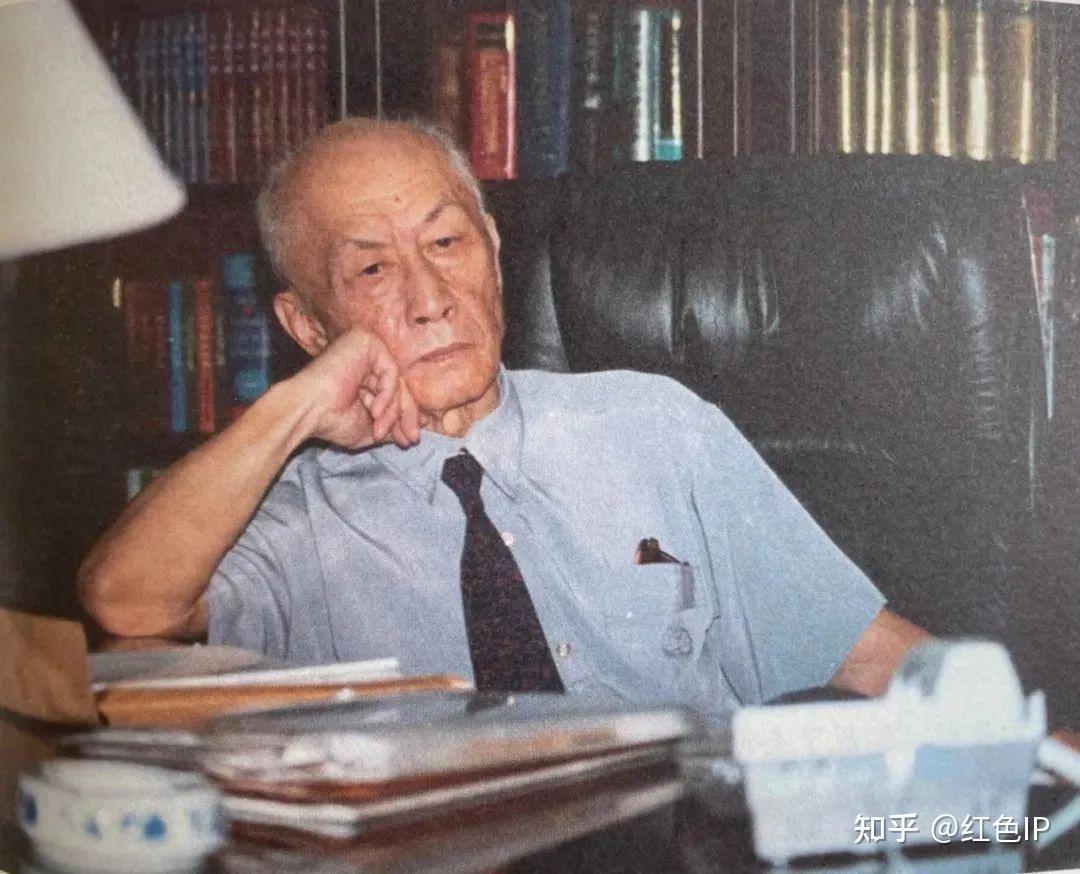 资料一册也不许带走一定要一件一件登记后交上去人们说朱光亚"身上穿