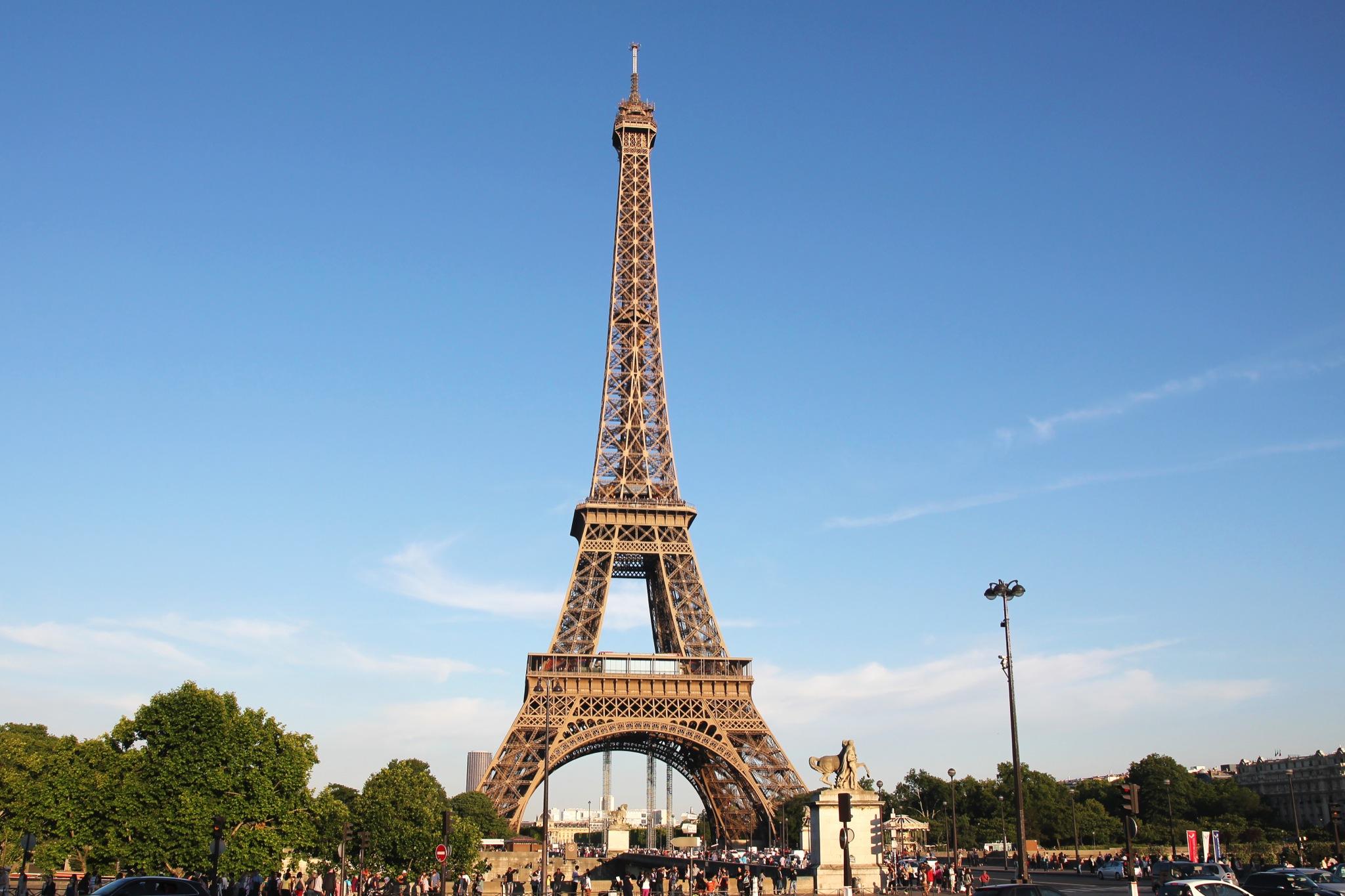 【携程攻略】巴黎凯旋门景点,暮色时分离开埃菲尔铁塔，信步走到凯旋门。其时华灯初上，凯旋门光彩…